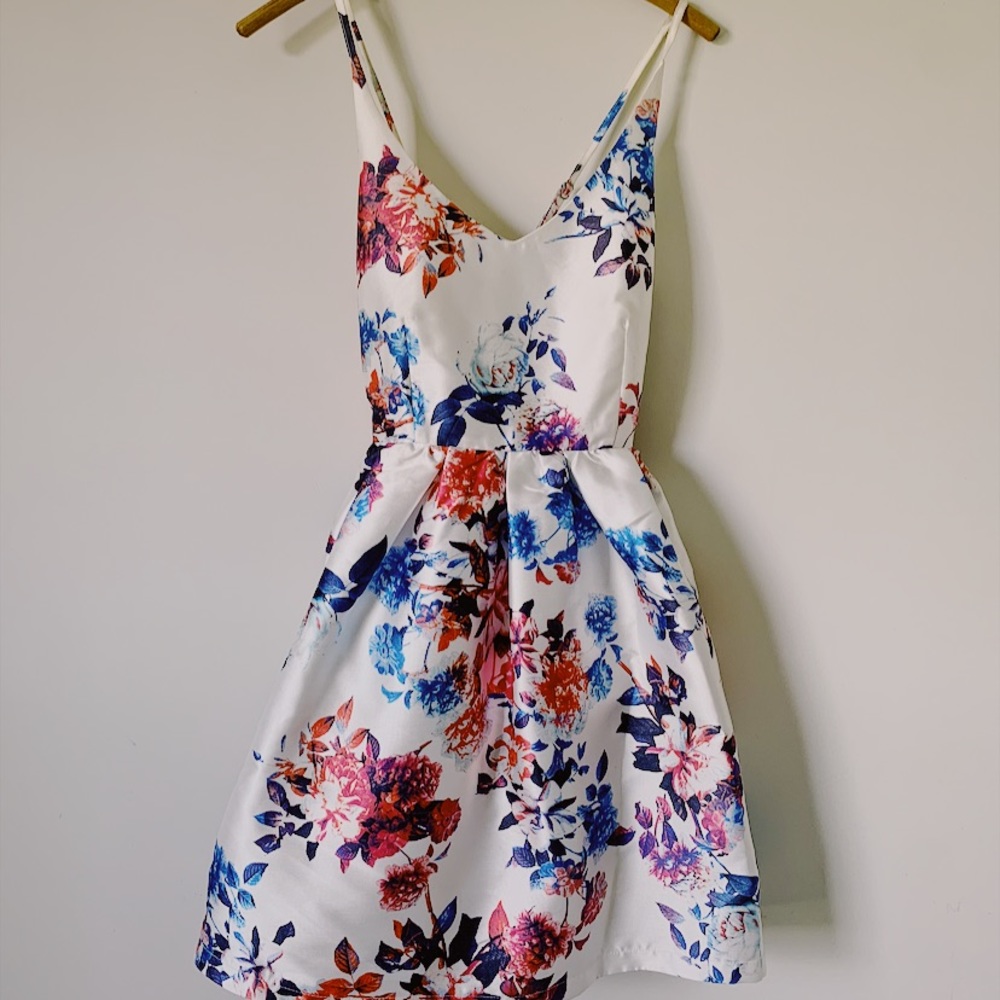 L’atiste Floral Satin Cocktail Dress 🌺